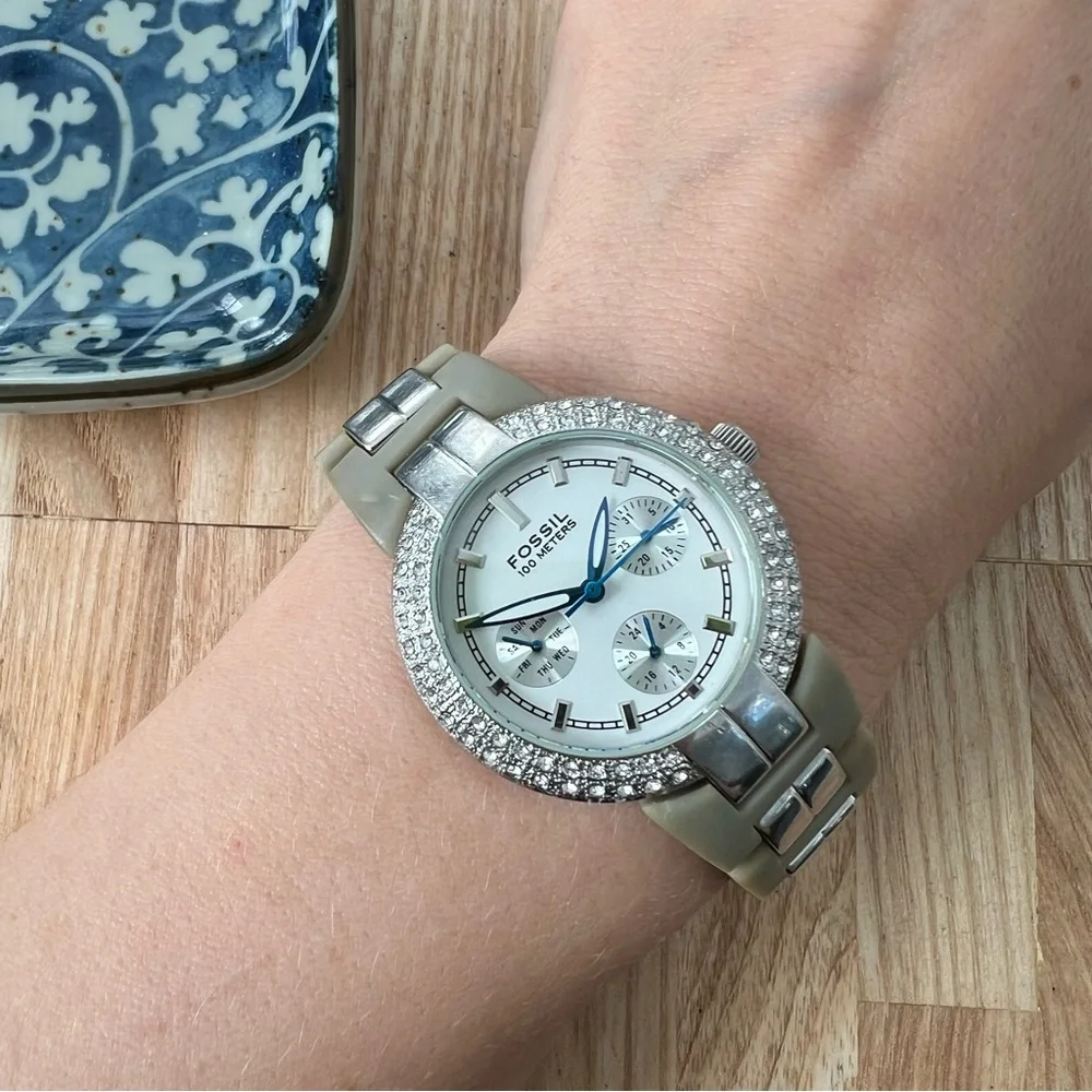 Fossil blue ladies silver tone crystal accented sporty watch NEW BATTERY